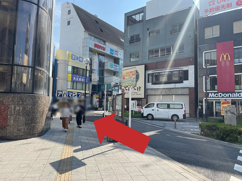 改札を出て、左に進みます。