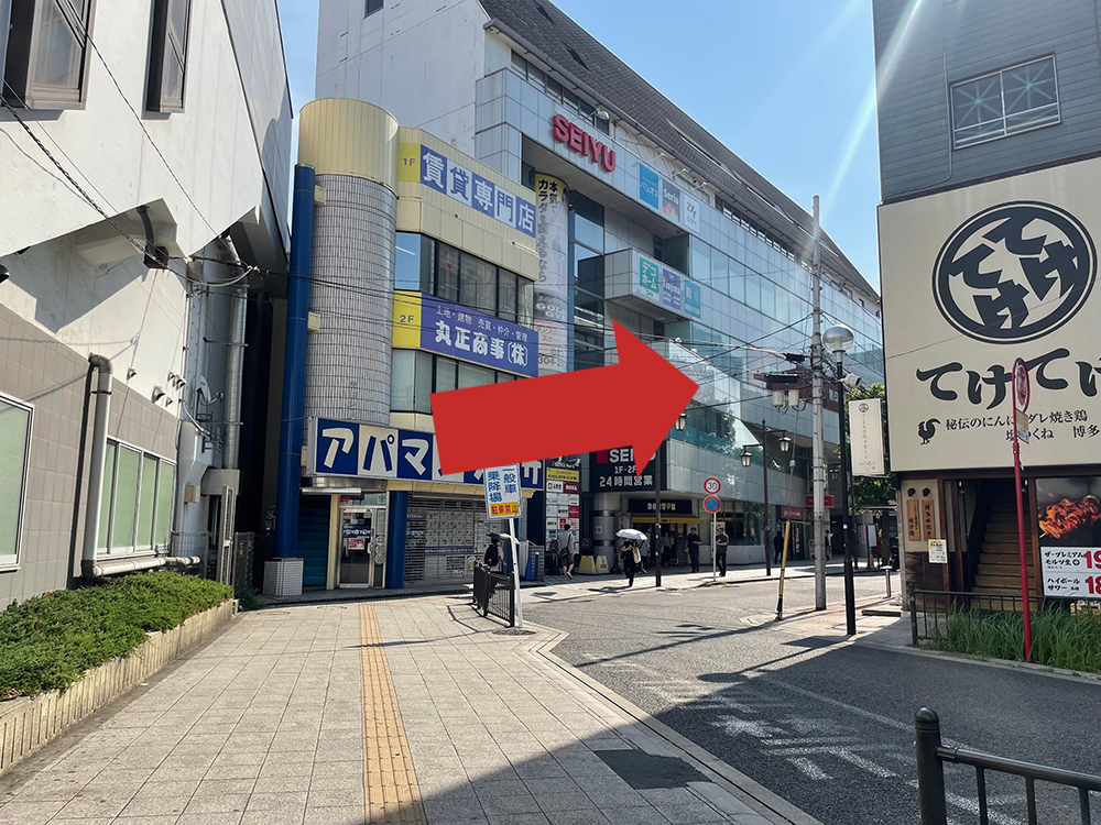 歩道に沿って右に曲がります。