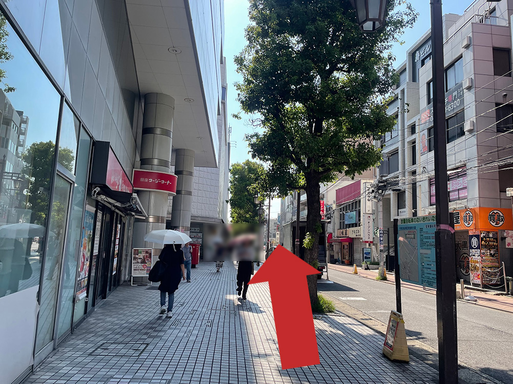 西友の前を通過します。