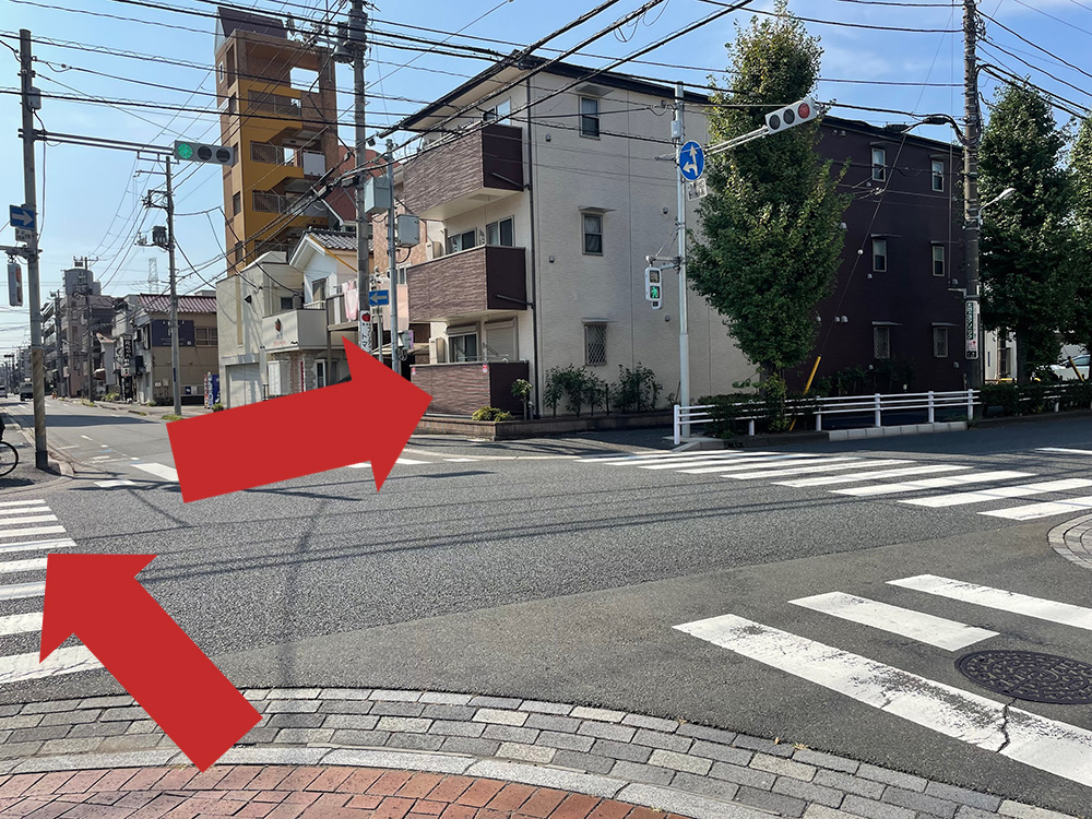 4つ目の信号で、 交差点の対角線に向かって渡ります。
