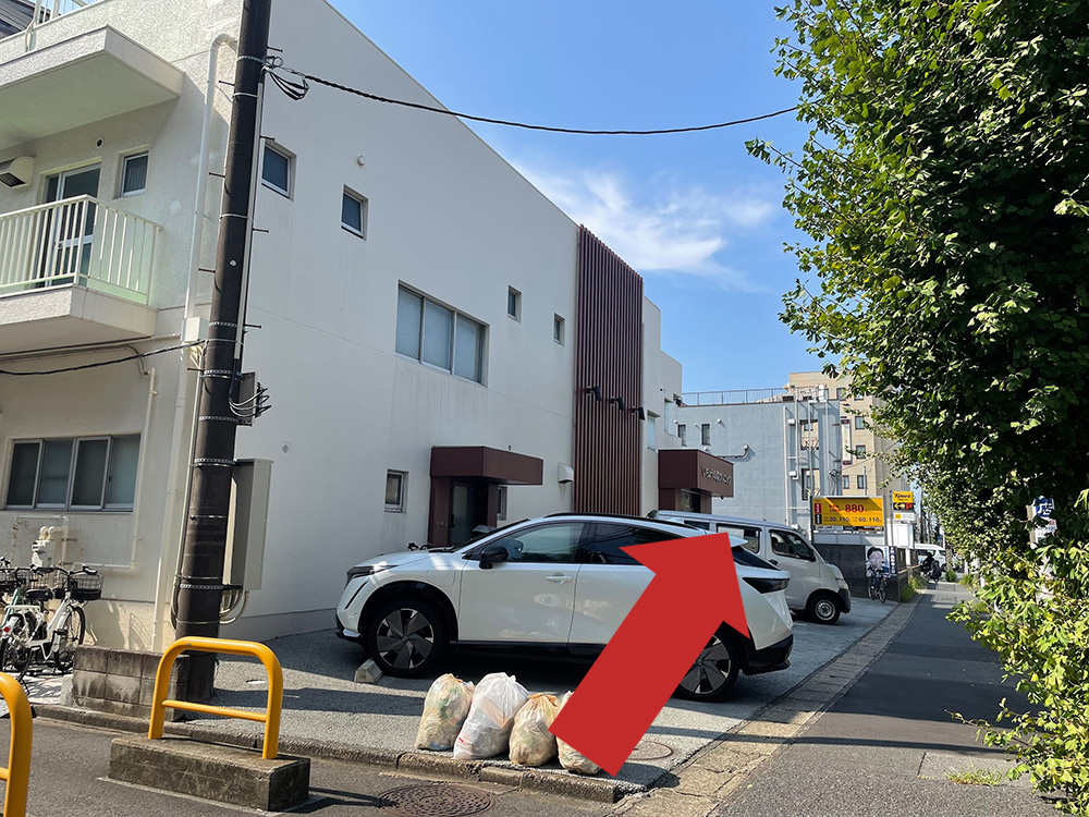 左手に当院の建物が見えてきます。
